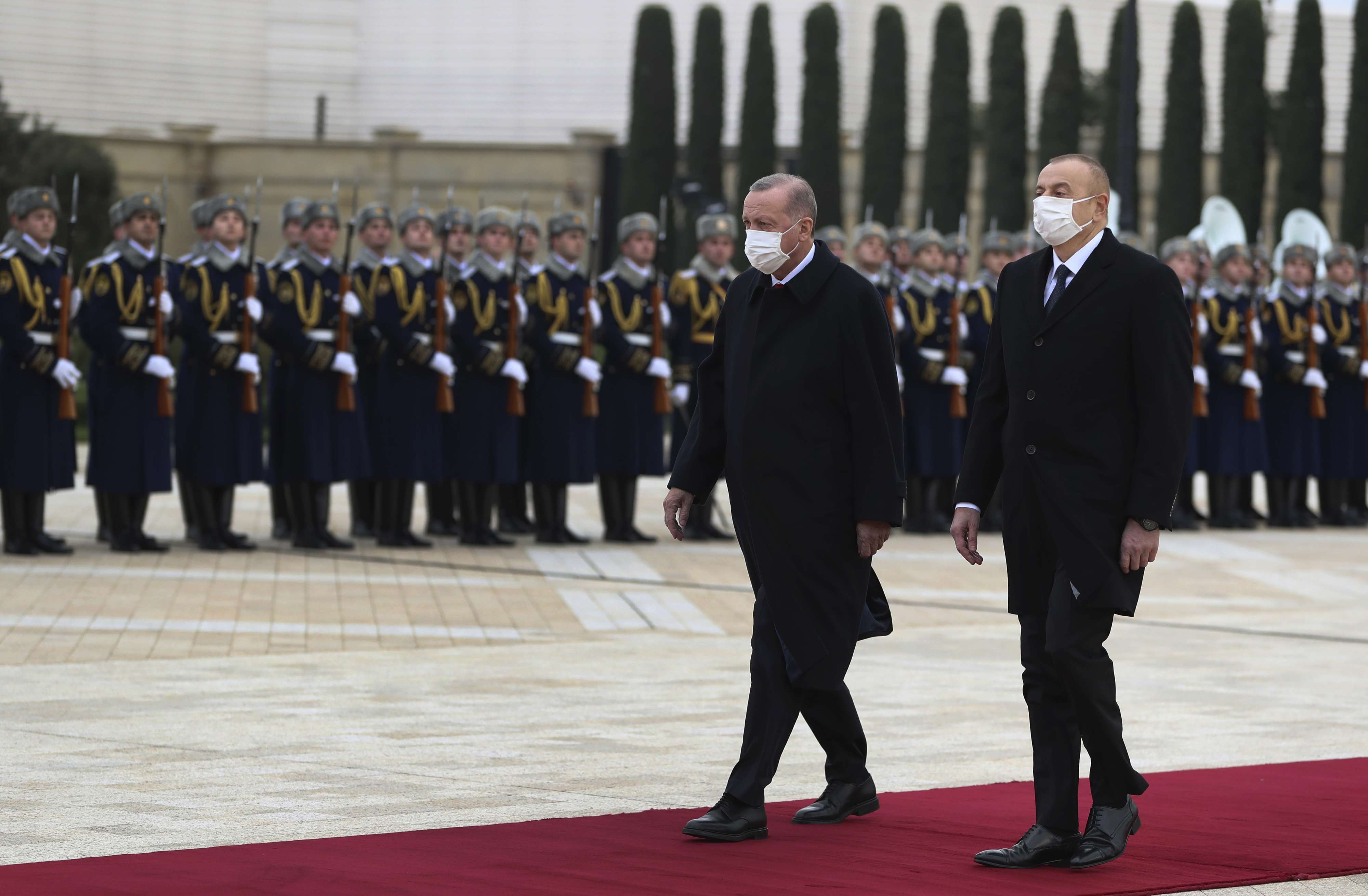 اردوغان (يسار) ورئيس الوزراء الأذربيجاني إلهام علييف