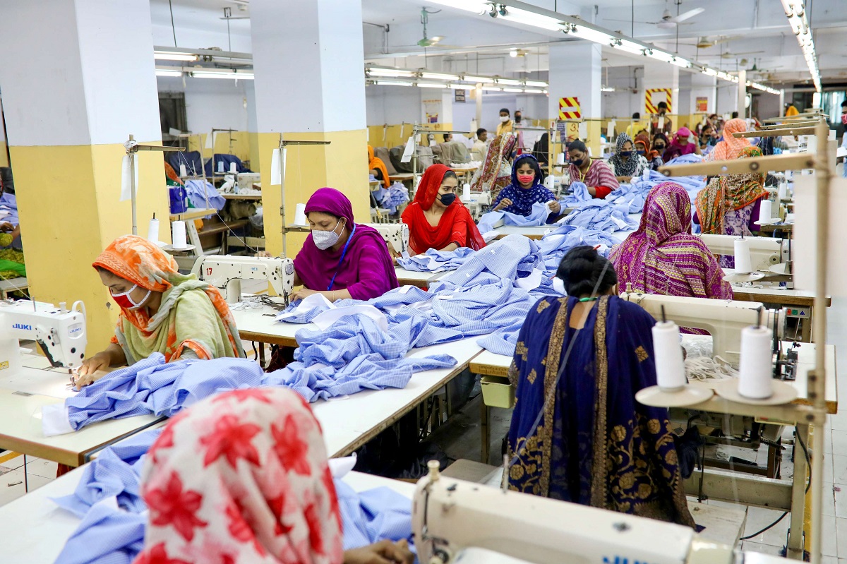 نساء يعملن في مصنع للملابس في دكا عاصمة بنغلاديش
