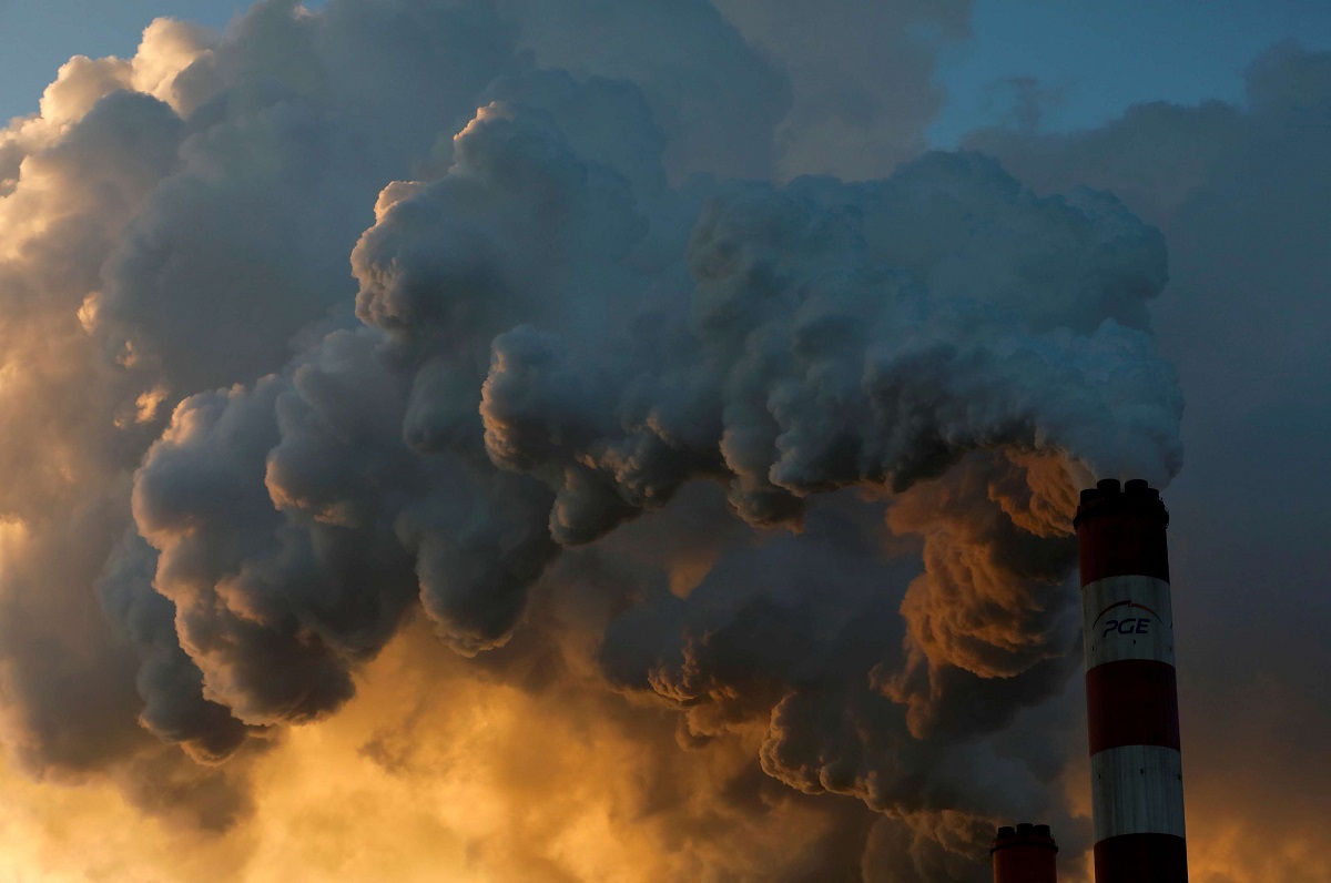 دخان يتصاعد من محطة بيلتشاتو للطاقة أكبر محطة للطاقة تعمل بالفحم في أوروبا