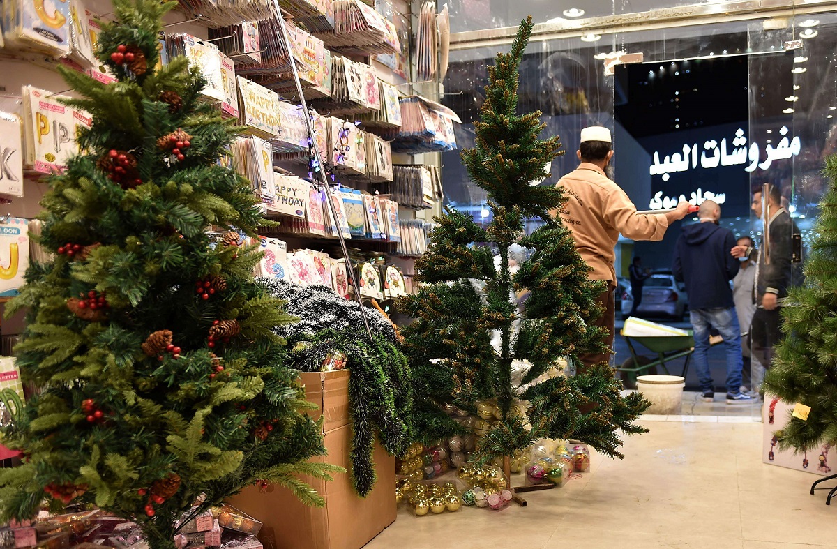 مقيمون في السعودية يختارون زينة عيد الميلاد في محل لبيع الهدايا في الرياض