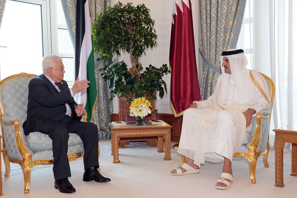 أمير قطر الشيخ تميم بن حمد آل ثاني في لقاء سابق مع الرئيس الفلسطيني محمود عباس