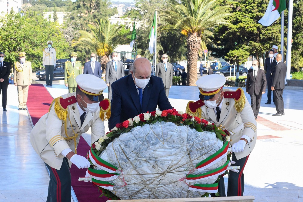 الرئيس الجزائري عبدالمجيد تبون خلال مراسم تكريم 24 مقاوما تم اسعادة جماجمهم من فرنسا بعد 170 عاما