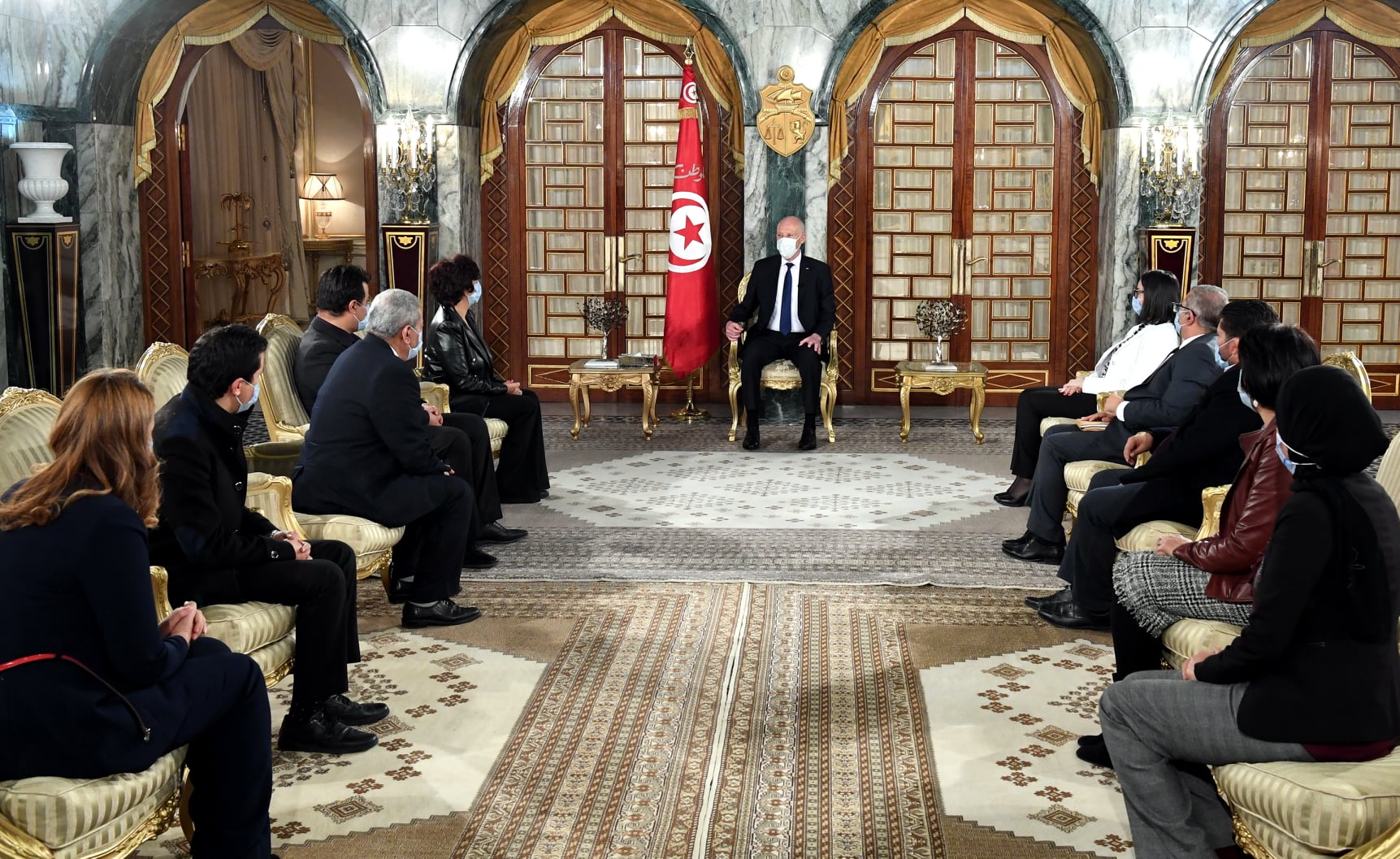 الرئيس التونسي قيس سعيد في لقائه بعدد من النواب بعد حادثة تبادل العنف في البرلمان
