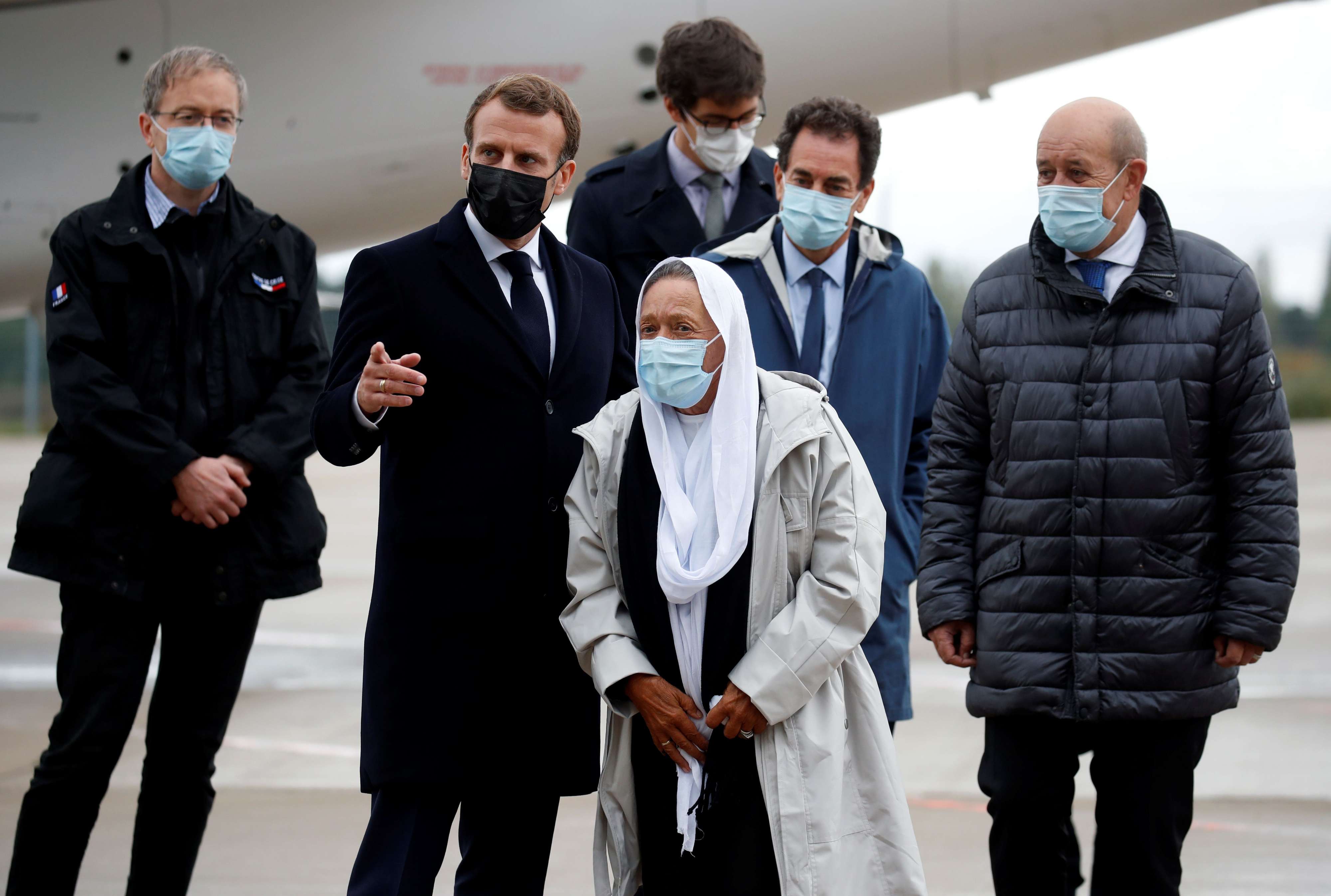 الرئيس الفرنسي امانويل ماكرون ووزير خارجيته لودريان كانا في استقبال الرهينة المفرج عنها صوفي بيترونان