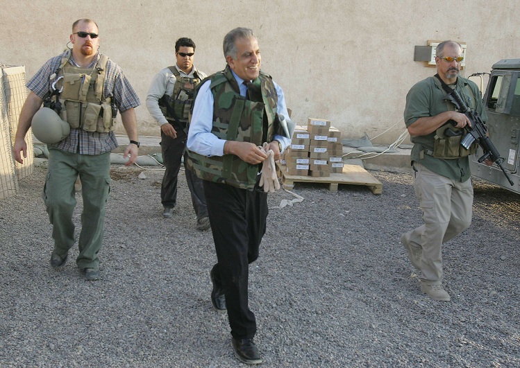 عناصر من شركة بلاك ووتر يحيطون بالسفير الاميركي (سابقا) لدى العراق زلماي خليل زاد في 2007