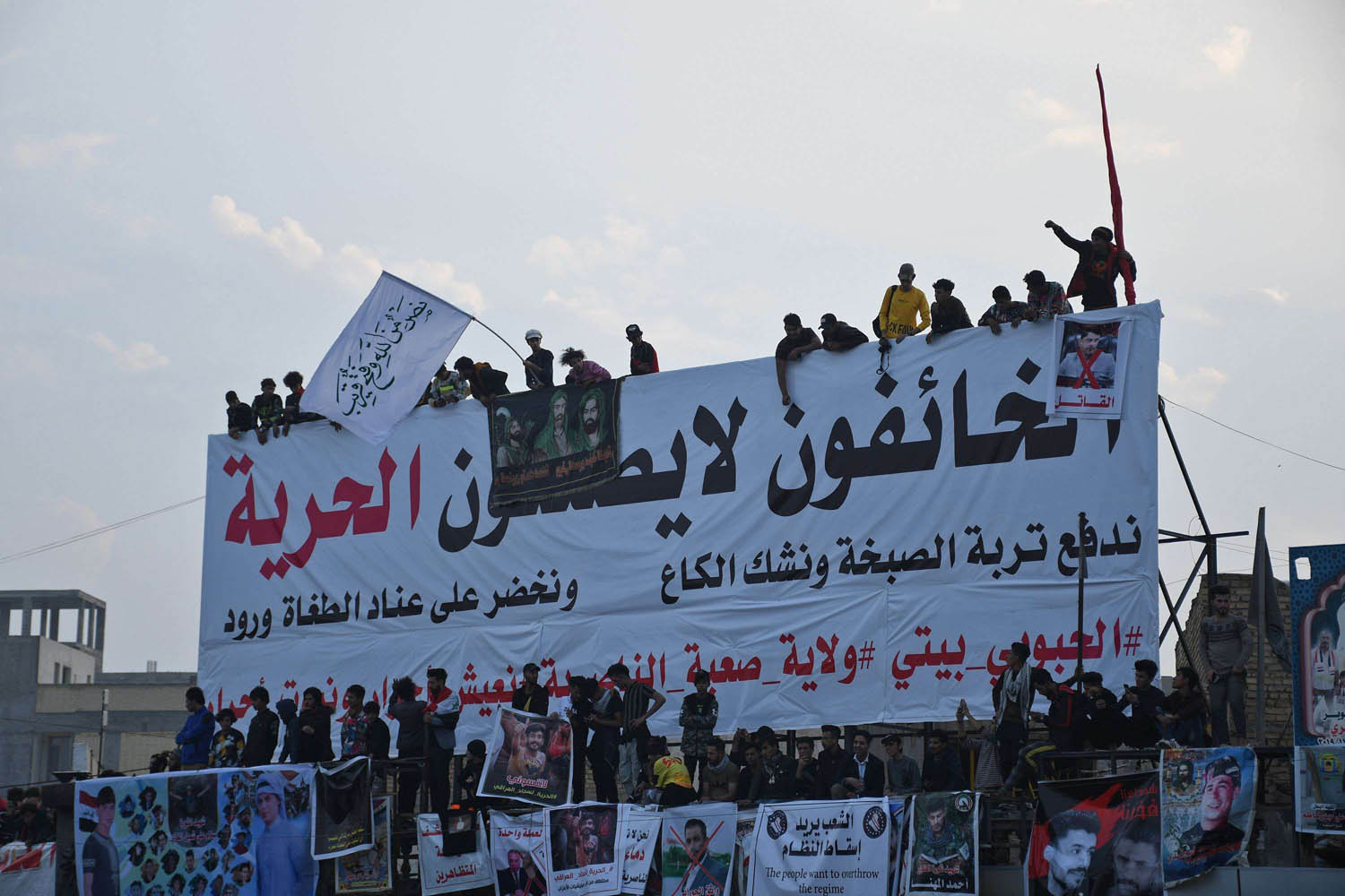 متظاهرون عراقيون وسط مدينة الناصرية جنوب بغداد