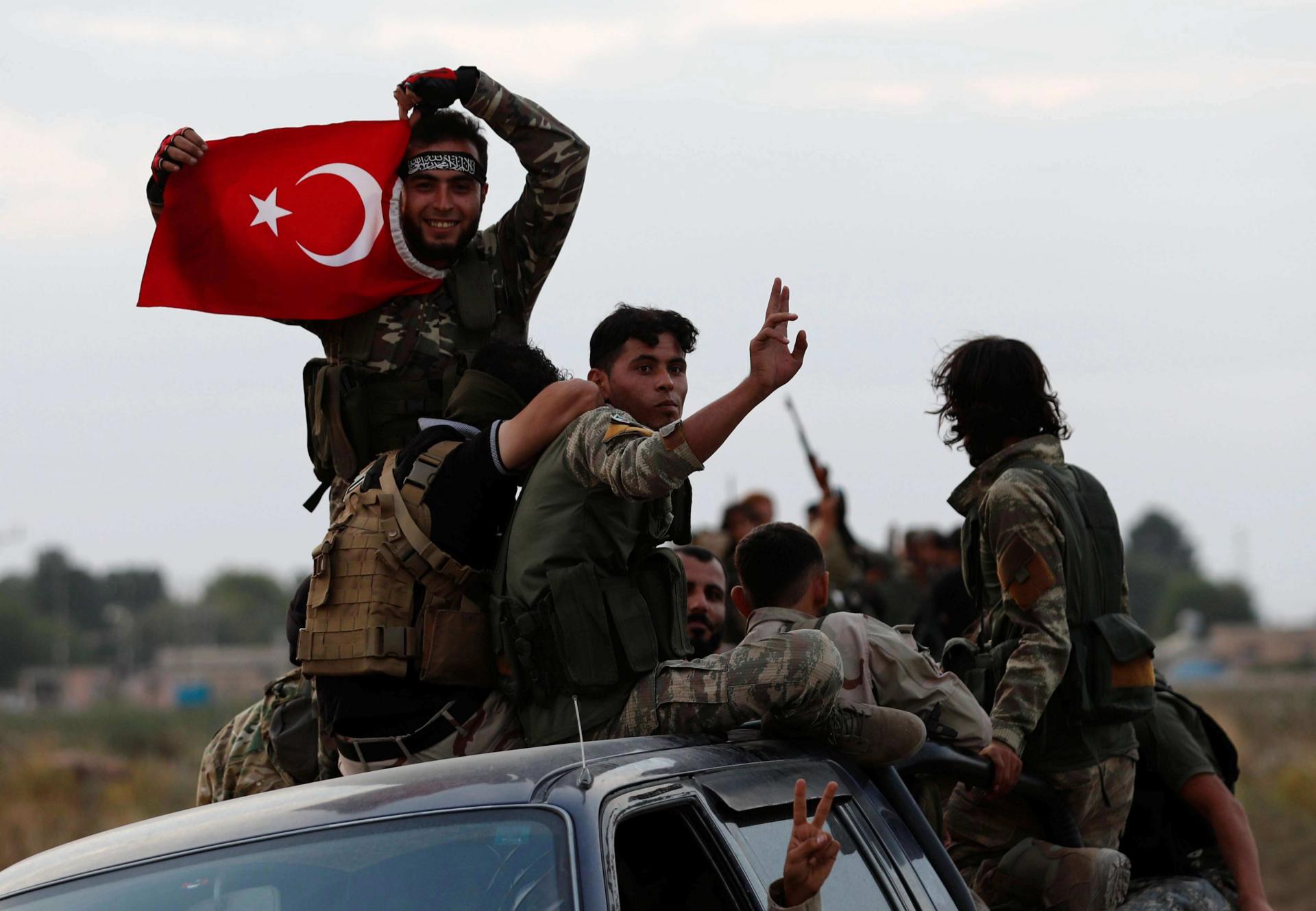 الجيش التركي يعمل على دعم مجموعات جهادية موالية له شمال سوريا
