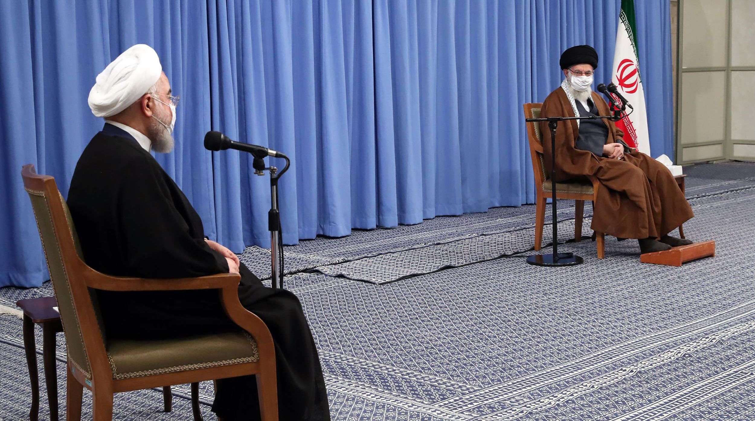 الرئيس الإيراني حسن روحاني في جلسة سابقة مع المرشد الأعلى علي خامنئي