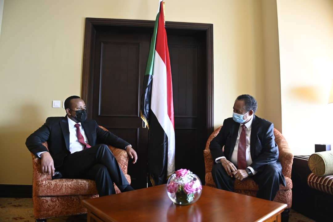 لقاء بين رئيس الوزراء السوداني عبدالله حمدوك (يمين) ونظيره الاثيوبي آبي أحمد