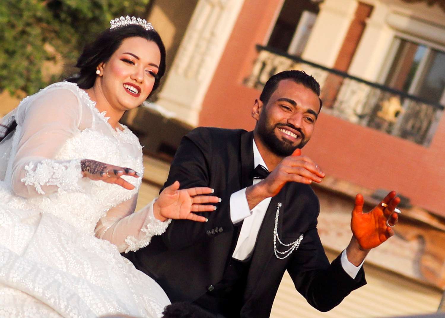 عروس وعريس مصري يحتفلان بزفافهما في نيسان 2020 قبل بدء حظر كورونا