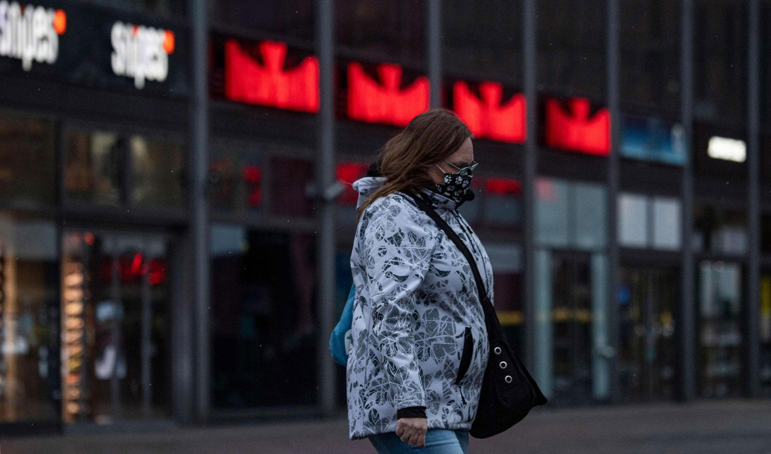 امراة تمشي وسط تدابير الاغلاق في ألمانيا