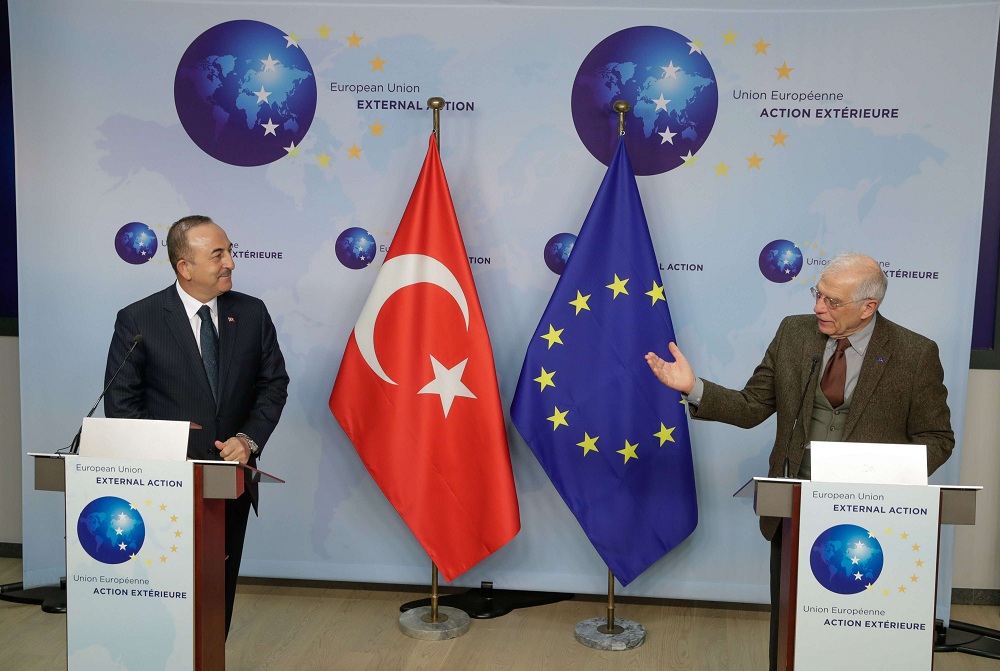 الممثل الأعلى للاتحاد الأوروبي جوزيب بوريل (يمين) ووزير الخارجية التركي مولود تشاووش أوغلو