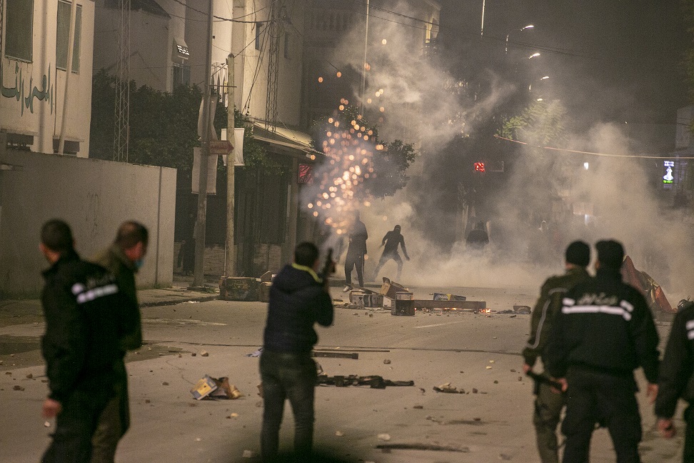 أعمال عنف ونهب ومواجهات بين المتظاهرين والشرطة في بعض المدن التونسية 