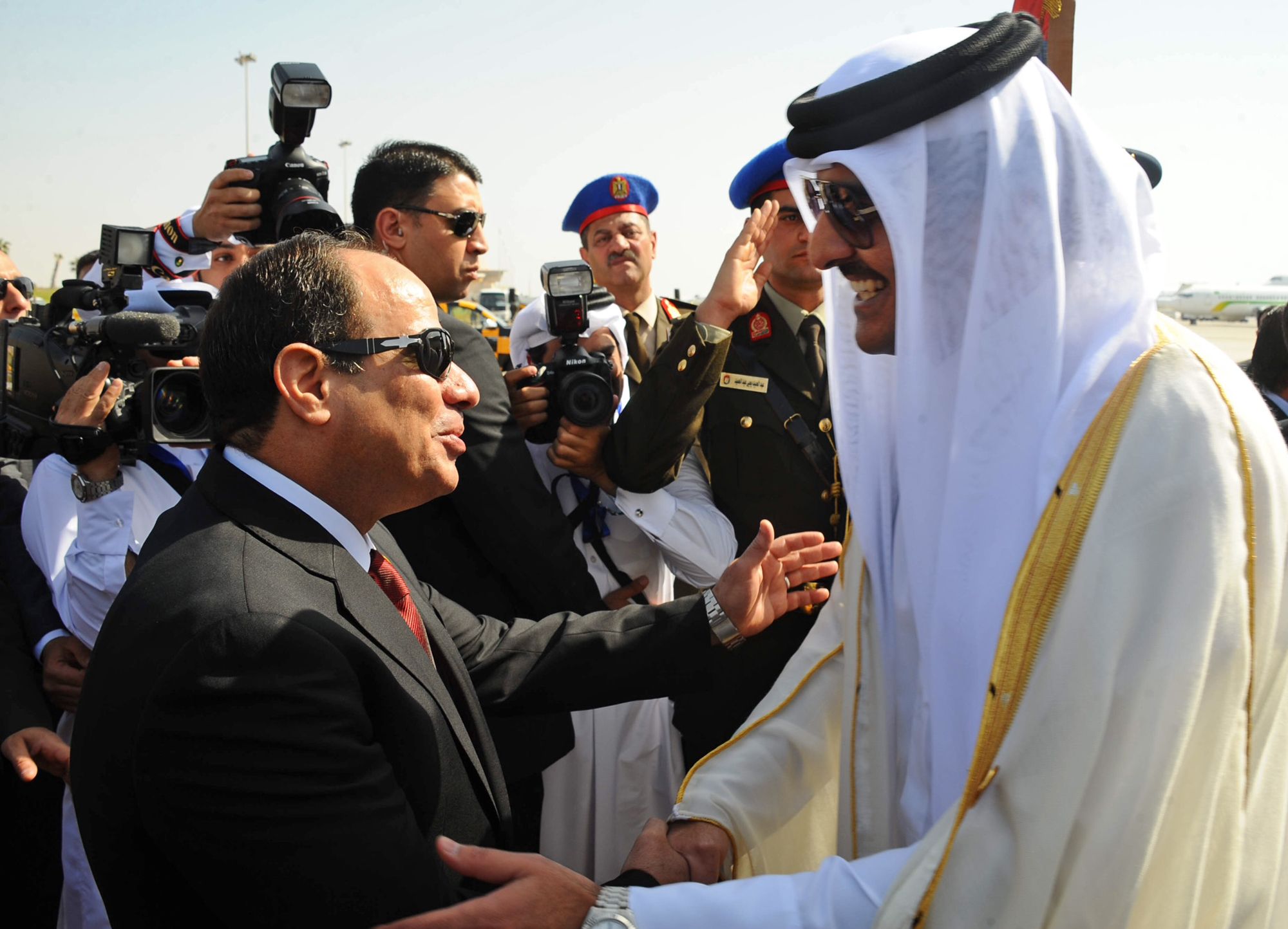 لقاء بين السيسي (يمين) والأمير تميم بن حمد آل ثاني في 2015 بشرم الشيخ