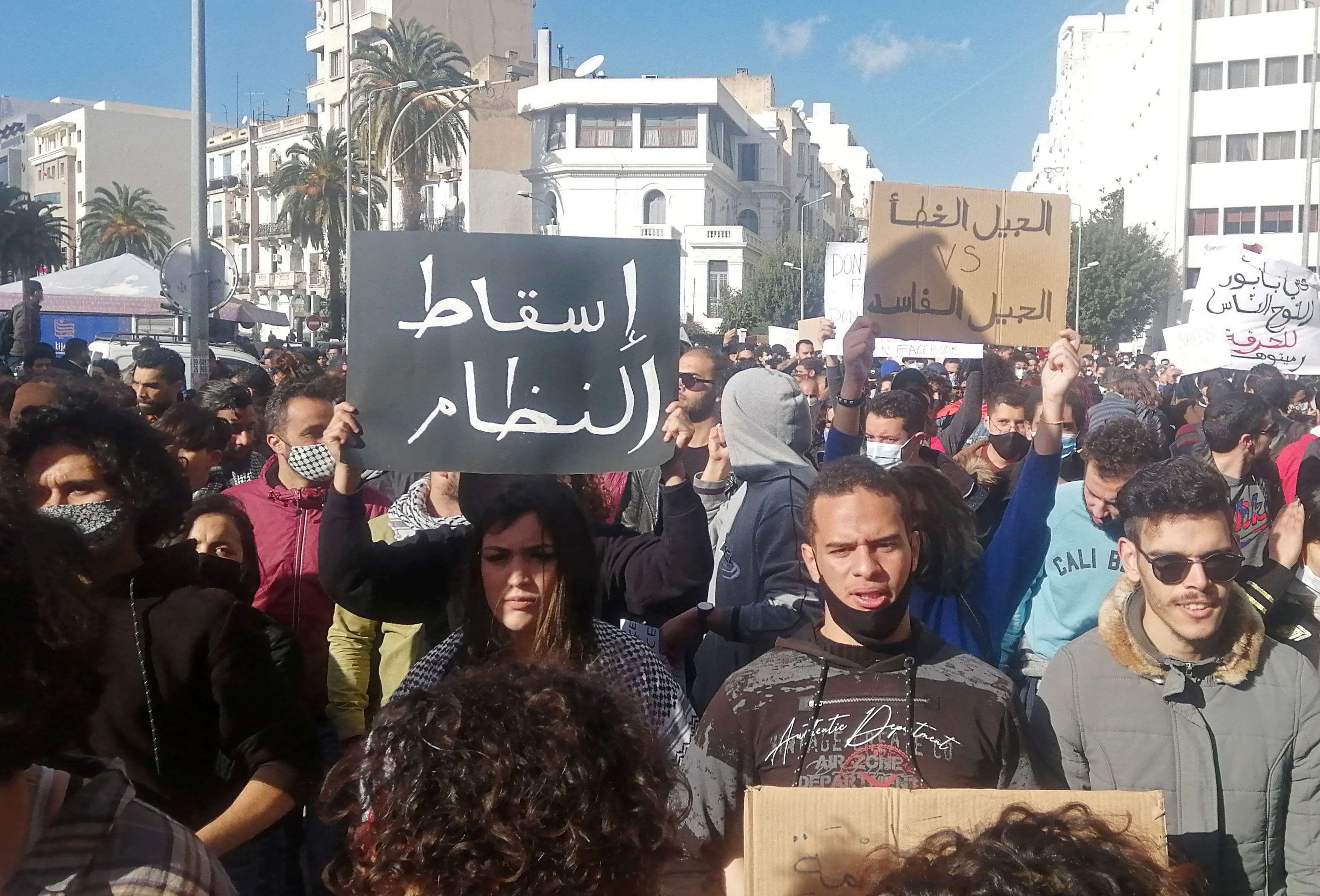 الشارع التونسي يطالب برحيل الطبقة السياسية المنهمكة في صراع المصالح