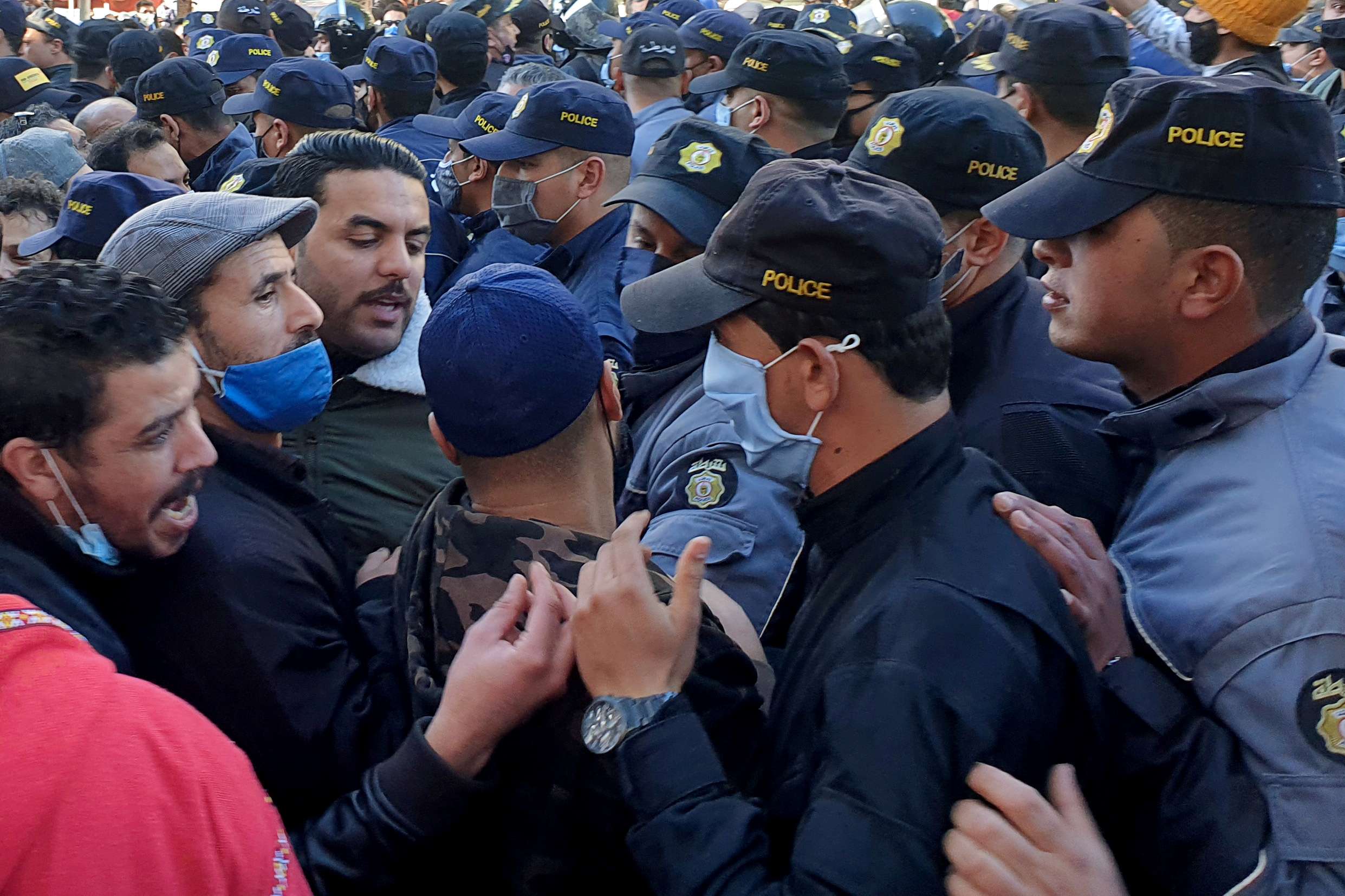 الأمن التونسي يمنع توافد المتظاهرين لشارع 14 جانفي