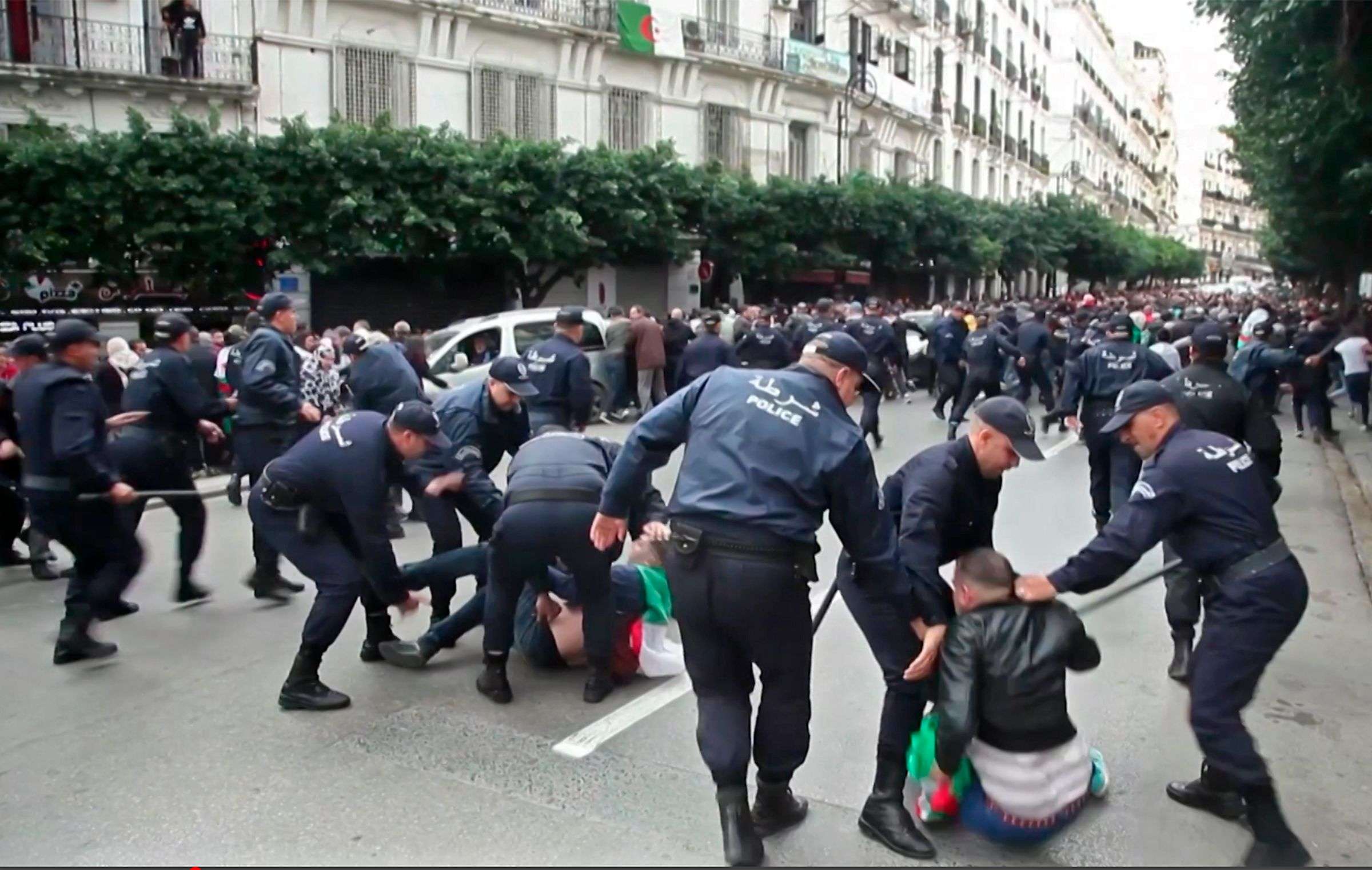 السلطات الجزائرية تكثف ممارسات القمع لإخماد الحراك