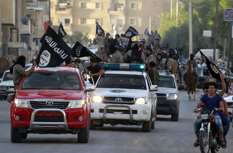 صورة من إعلان مقاتلي داعش الخلافة في سوريا عام 2014