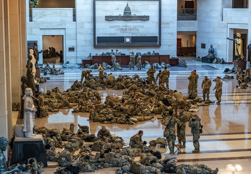 صورة تظهر عشرات من جنود الاحتياط وقد أمضوا الليل داخل مبنى الكونغرس