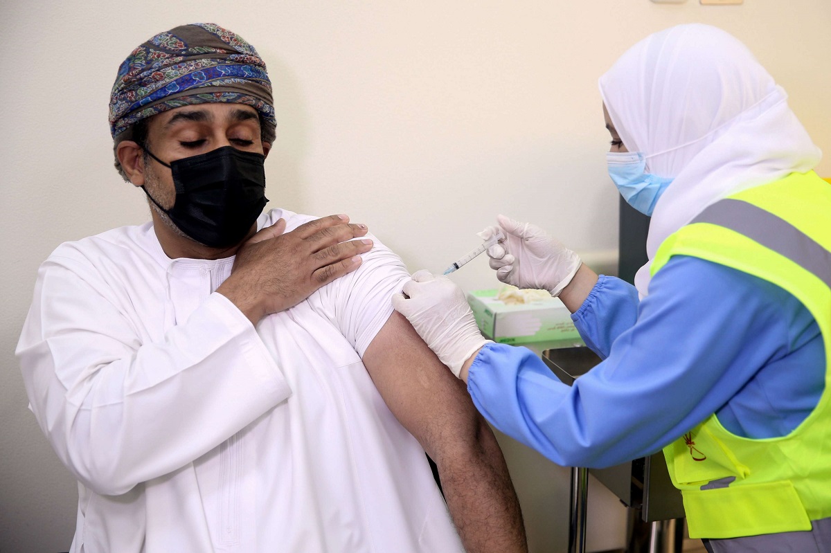 مواطن عماني يتلقى جرعة من لقاح كورونا