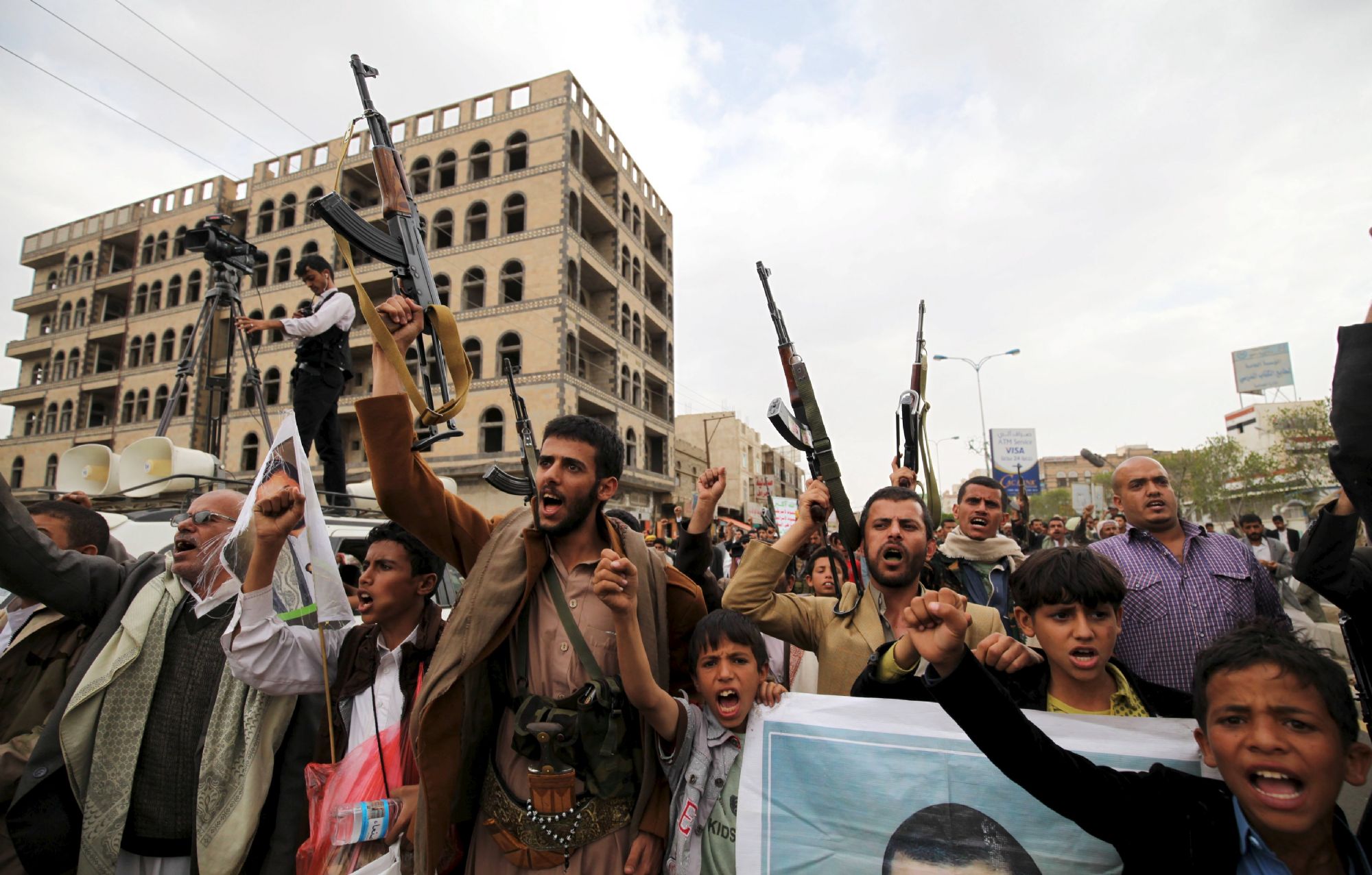 انتهاكات الحوثيين تفاقم الأزمة الإنسانية في اليمن
