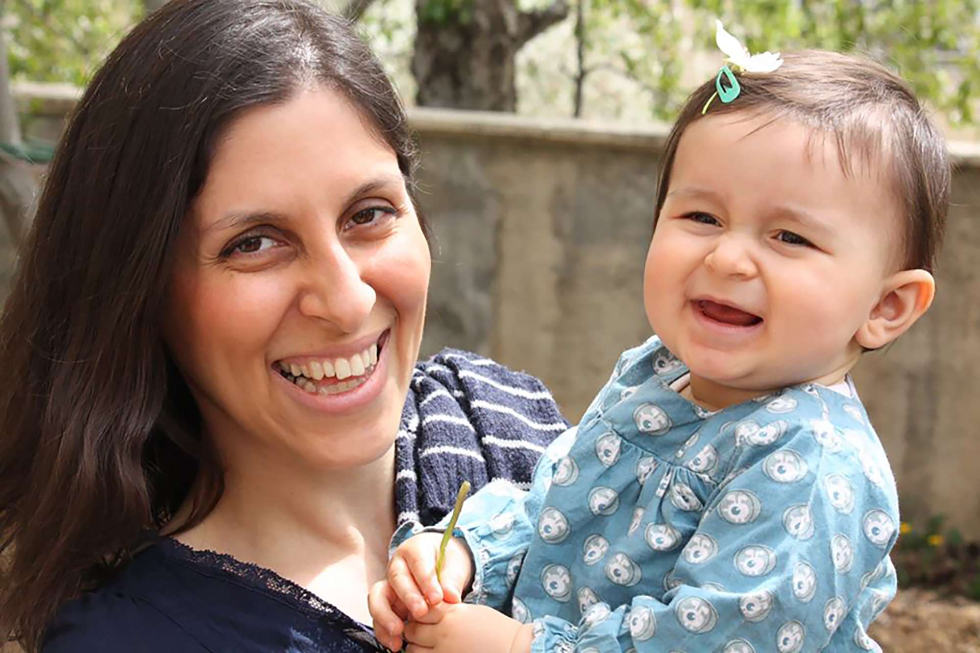 زاغري راتكليف خاضعة للإقامة الجبرية لدى والديها في طهران مع سوار الكتروني