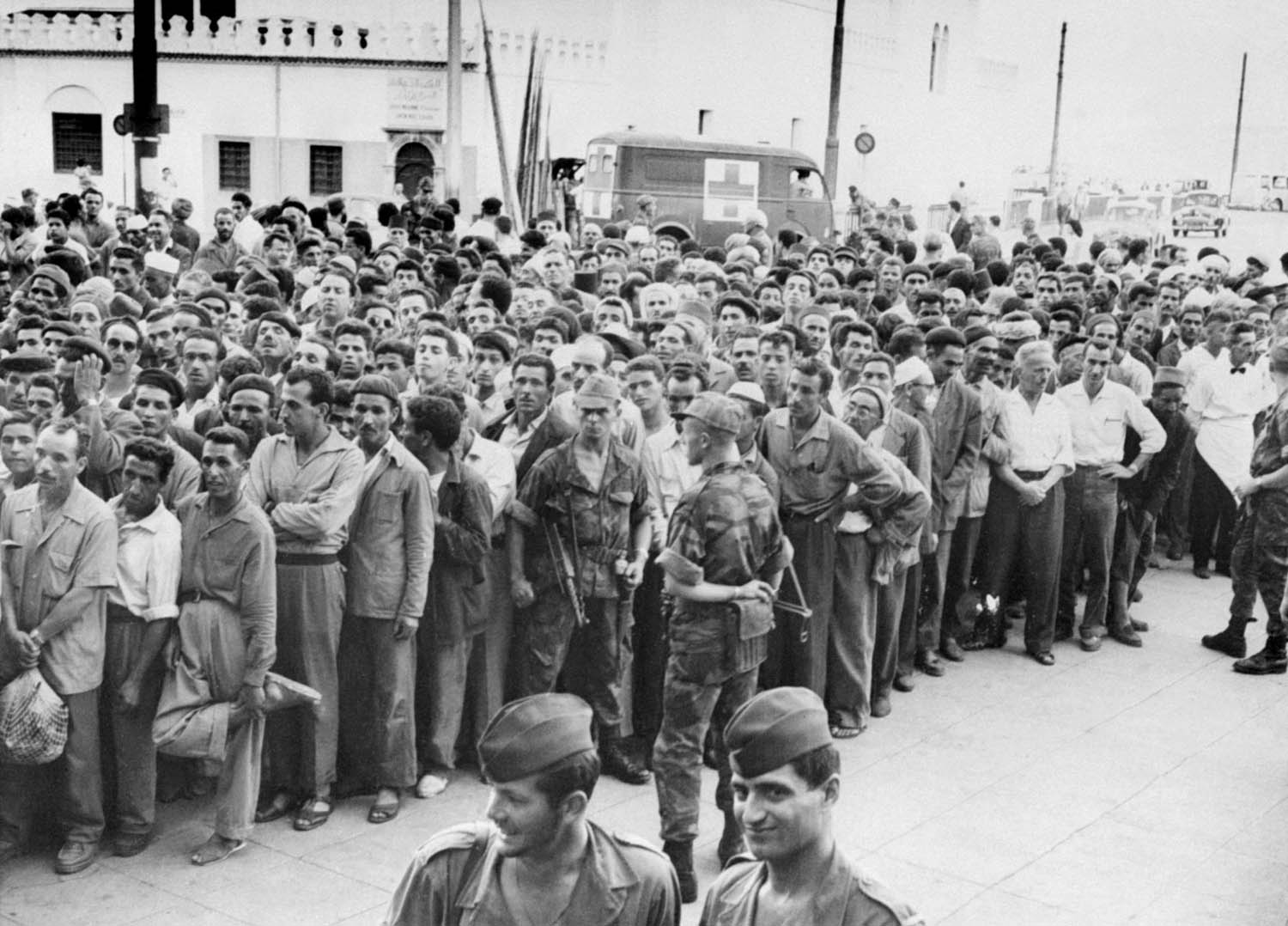 قوات فرنسية تعتقل المئات من الجزائريين (1957)