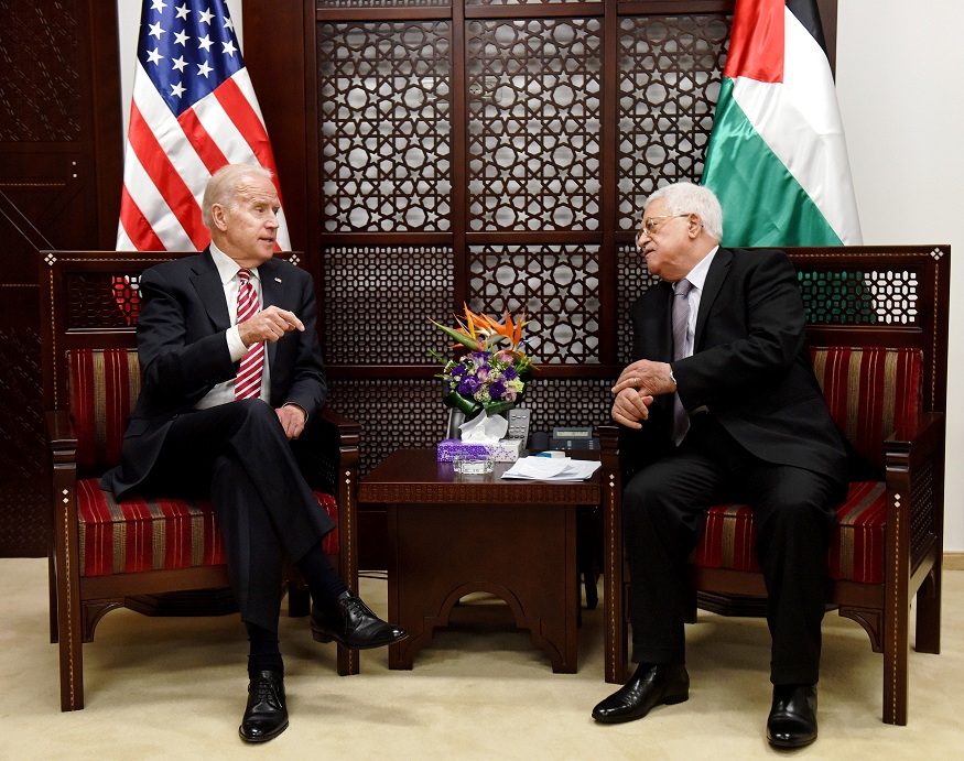الرئيس الفلسطيني محمود عباس في لقاء يعود للعام 2016 مع جو بايدن حين كان نائبا للرئيس الديمقراطي حينها باراك أوباما