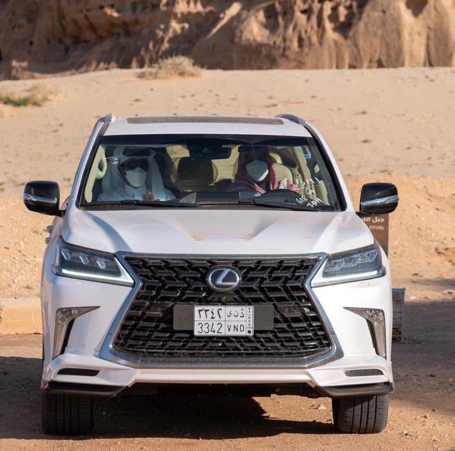 ولي العهد السعودي الأمير محمد بن سلمان يأخذ أمير قطر الشيخ تميم بن حمد في جولة خاصة بالسيارة في صحراء مدينة العلا
