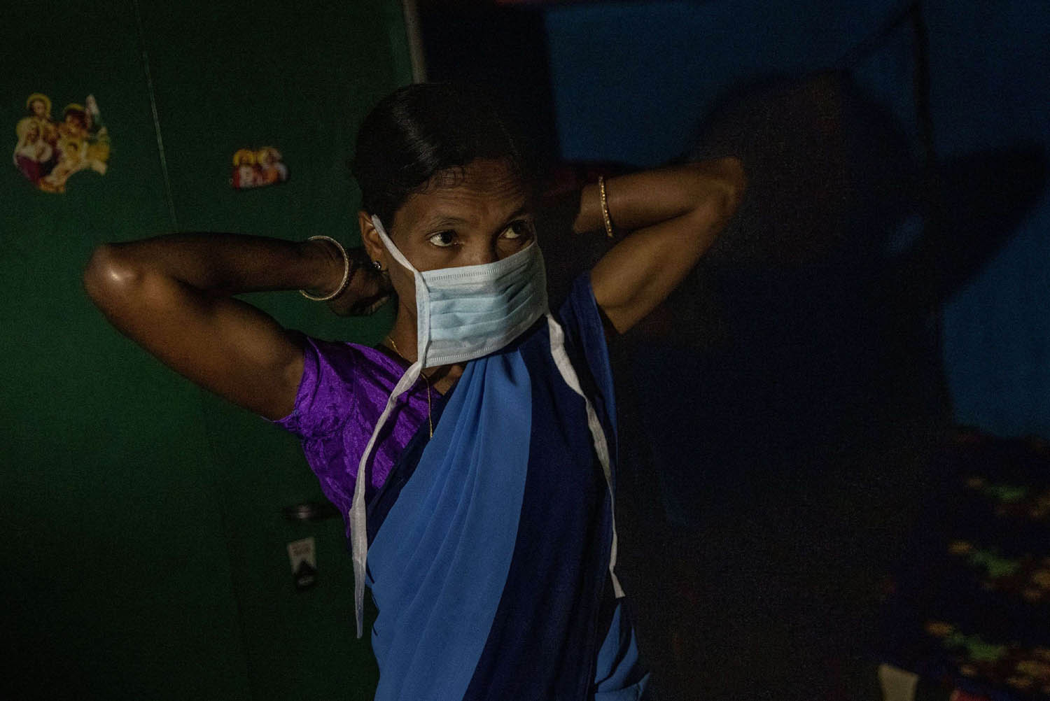 ممرضة هندية تستعد لتوزيع اللقاحات 