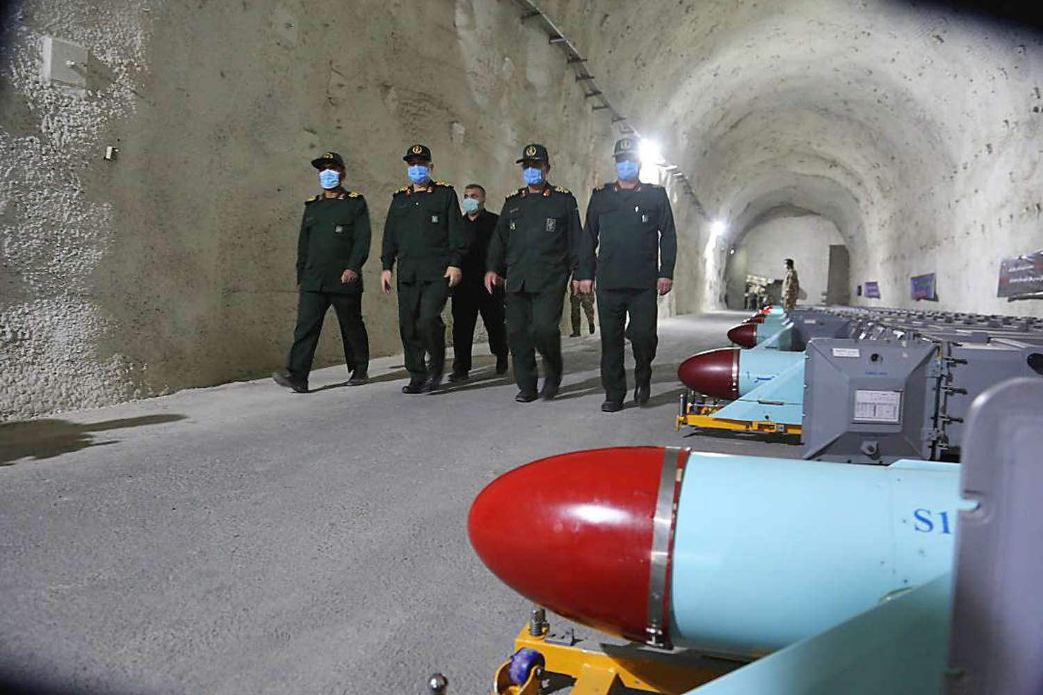 قادة في الحرس يمرون على مخبأ لصواريخ بحرية صينية الصنع