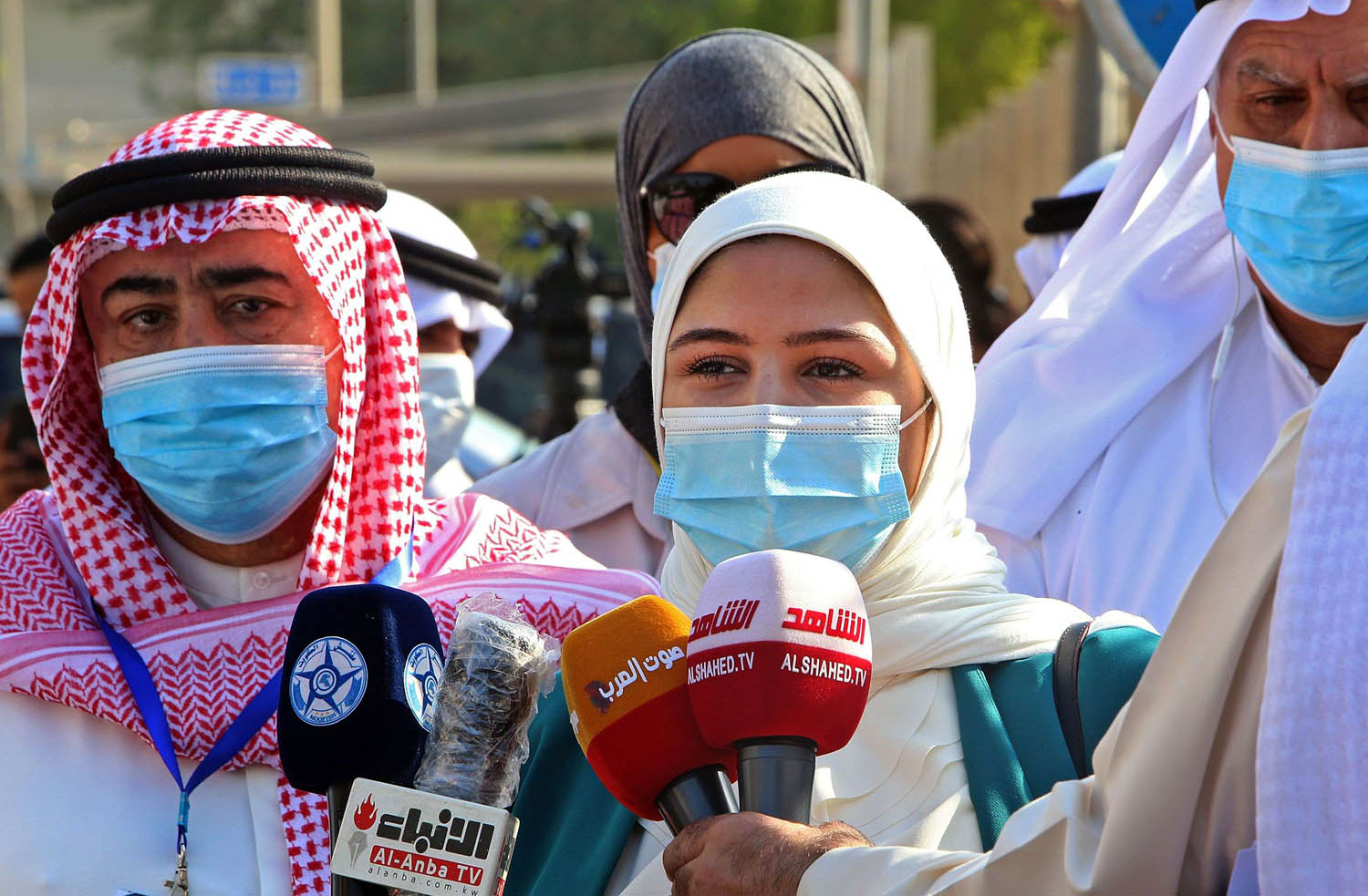 المرشحة خديجة القلاف اثناء الحملة الانتخابية في الكويت