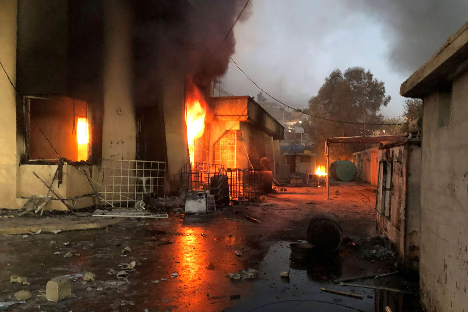 مكتب الاتحاد الوطني محترقا بسبب الاحتجاجات