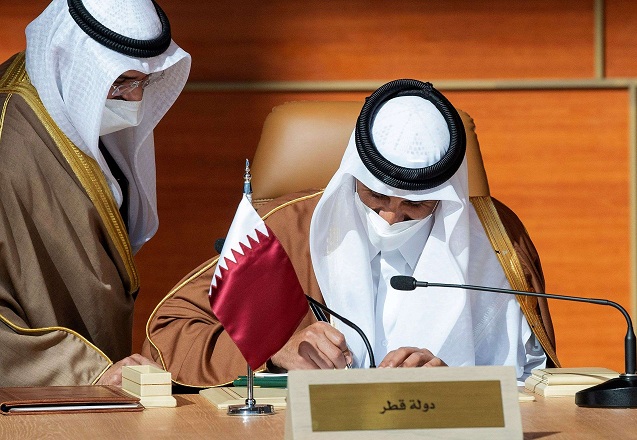 أمير قطر الشيخ تميم بن حمد يوقع على اتفاق العلا