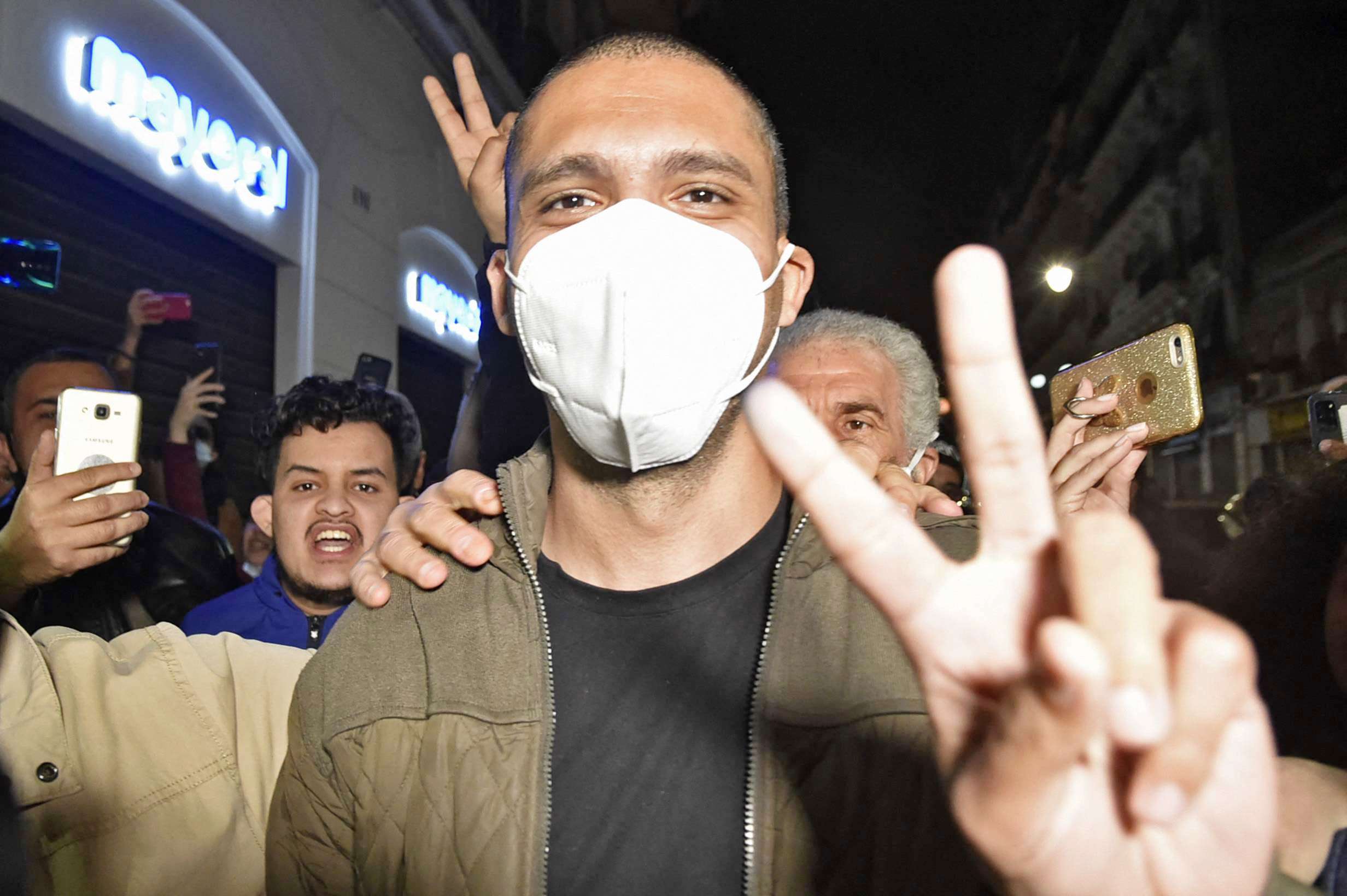درارني يرفع علامة النصر بعد خروجه من السجن