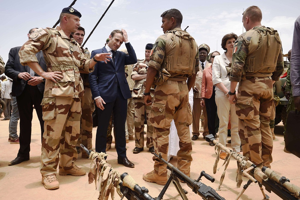 ماكرون  يزور جنود عملية برخان شمال مالي