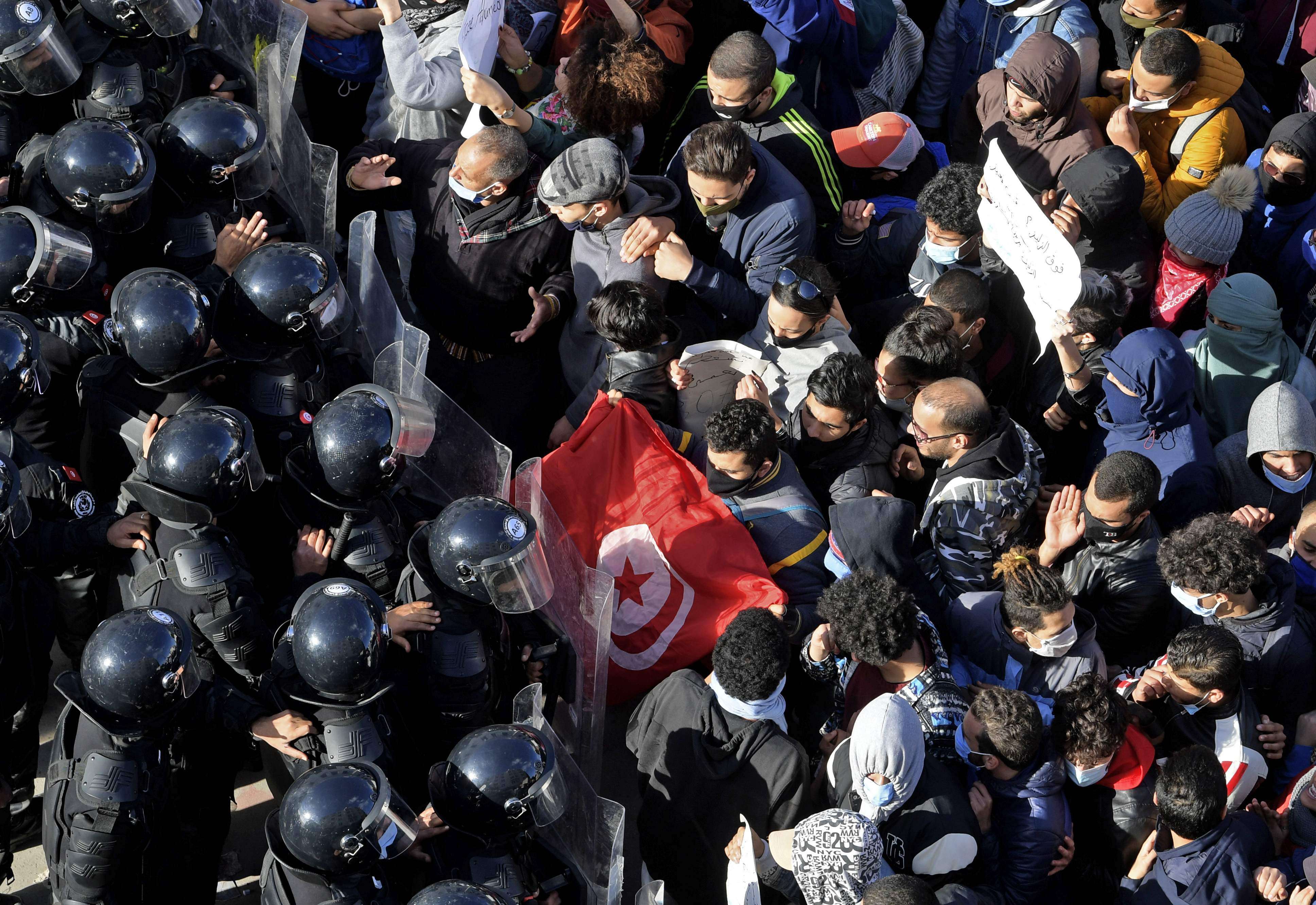 غضب التونسيين يتزايد في ظل فشل الطبقة السياسية في تغيير الأوضاع