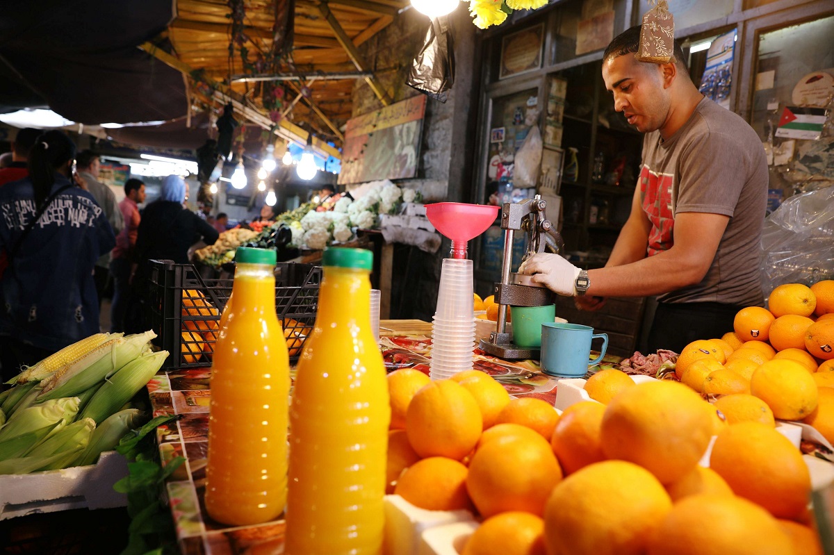 بائع عصير برتقال في وسط عمّان