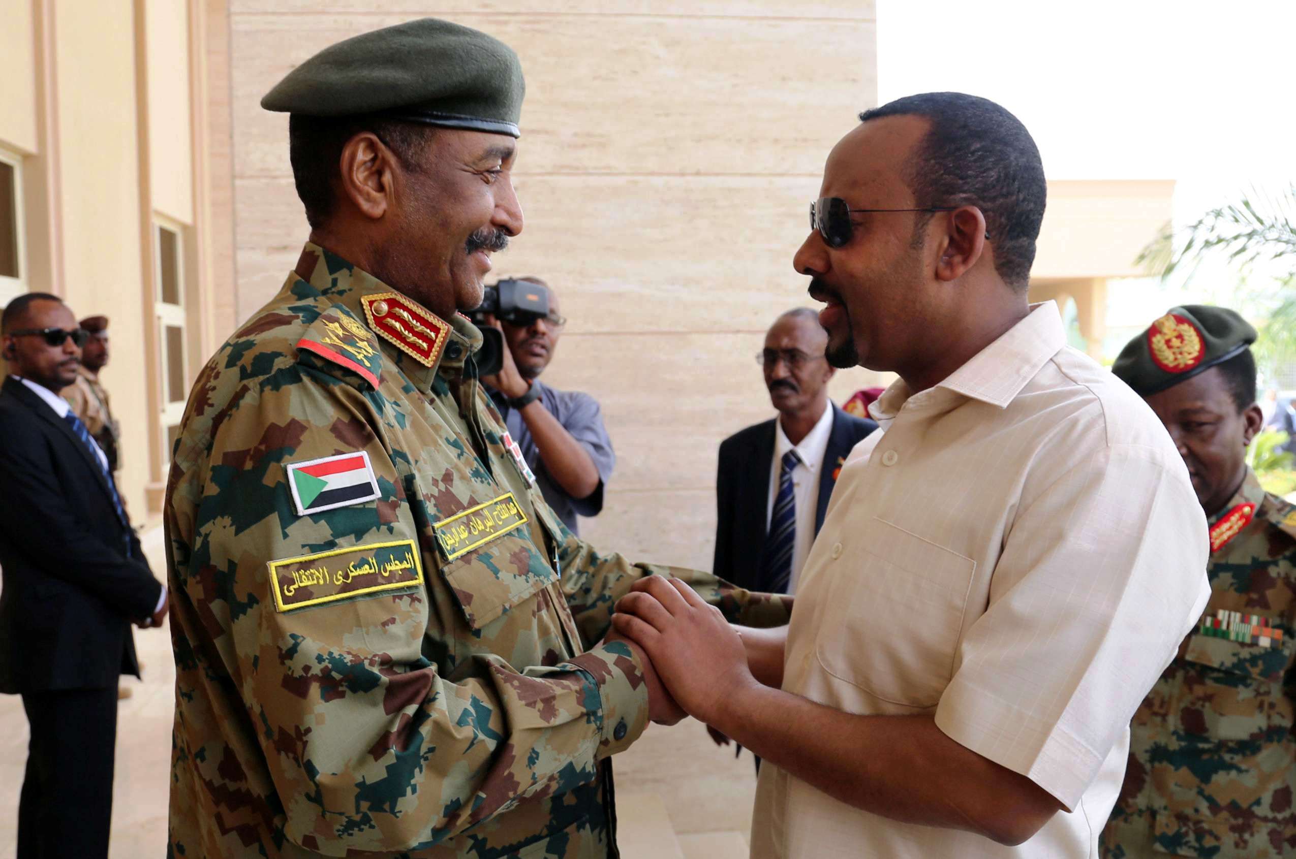 رئيس الوزراء الاثيوبي آبي أحمد (يمين) ورئيس المجلس الانتقالي السوداني عبدالفتاح البرهان