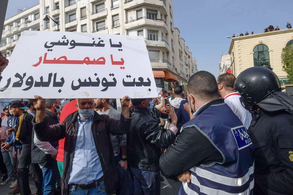 الغضب الشعبي في تونس يحاصر النخبة السياسية وعلى رأسها الغنوشي