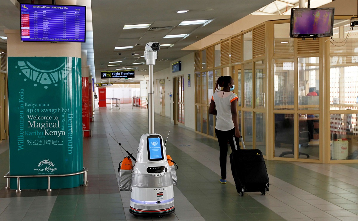 روبوت يعمل في مطار نيروبي الدولي بكينيا 