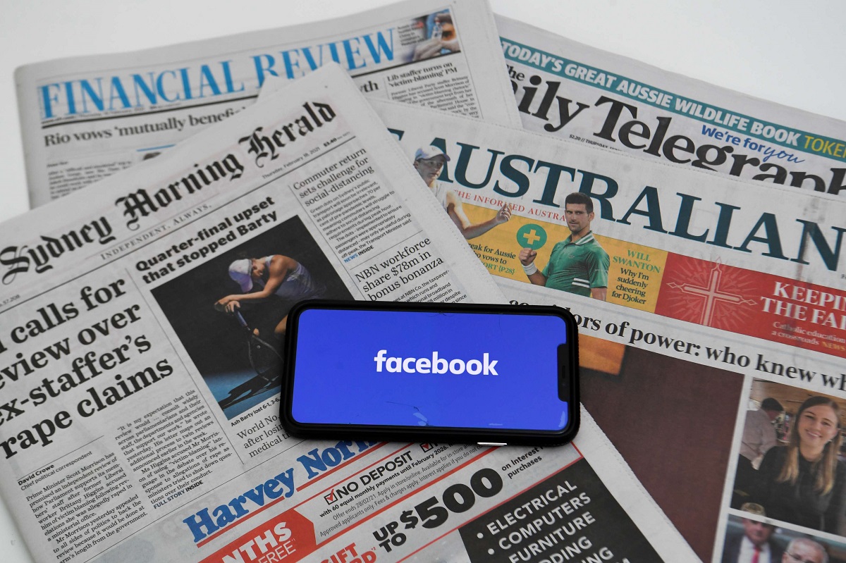 صورة توضيحية لشاشة هاتف عليها شعار  فيسبوك وصحف أسترالية