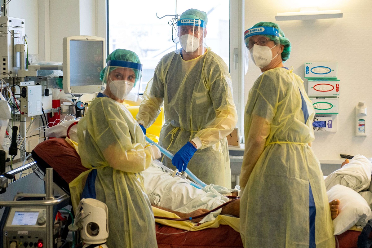 فريق طبي الماني يعتني بمريض كورونا في غرفة العناية المركزة