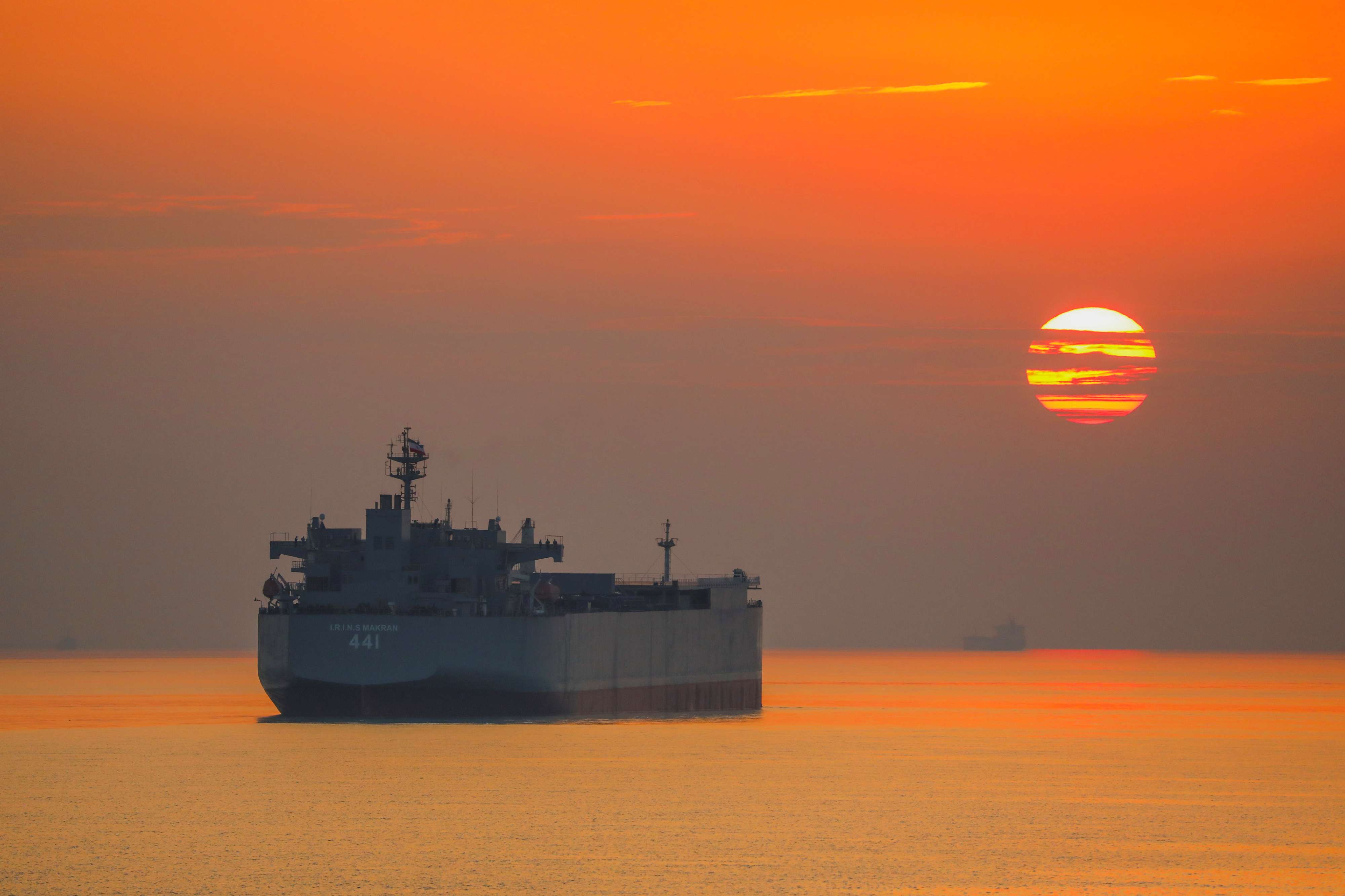 سفينة حربية إيرانية تجري مناورات في خليج عمان