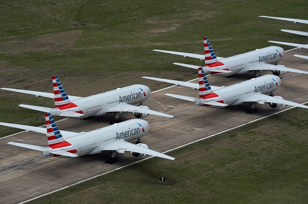طائرات ركاب تابعة لشركة أمريكان إيرلاينز  تقف في مطار بولاية أوكلاهوما