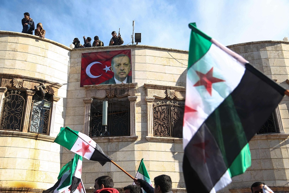 لافتة تحمل العلم التركي وصورة لاردوغان في بلدة أعزاز شمال سوريا