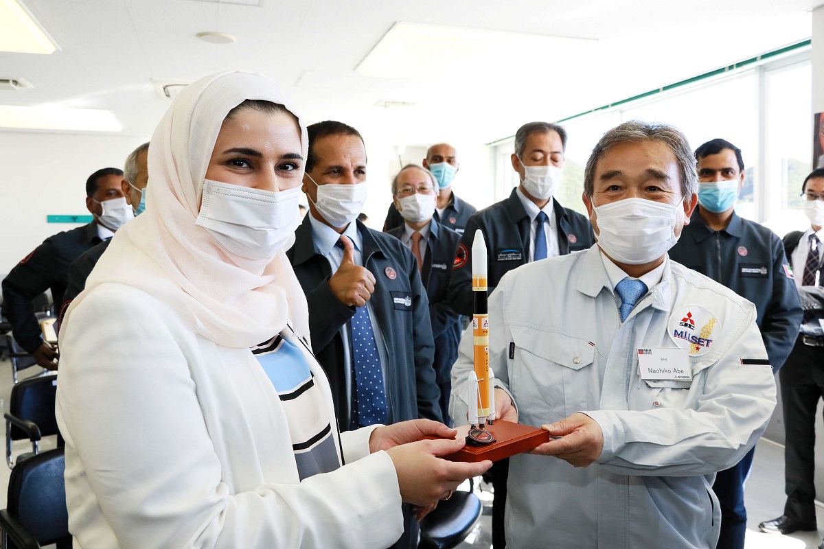 سارة الأميري وزيرة الدولة للعلوم المتقدمة في الإمارات، تحتفل مع نائب رئيس شركة ميتسوبيشي بنجاح إطلاق مسبار الأمل
