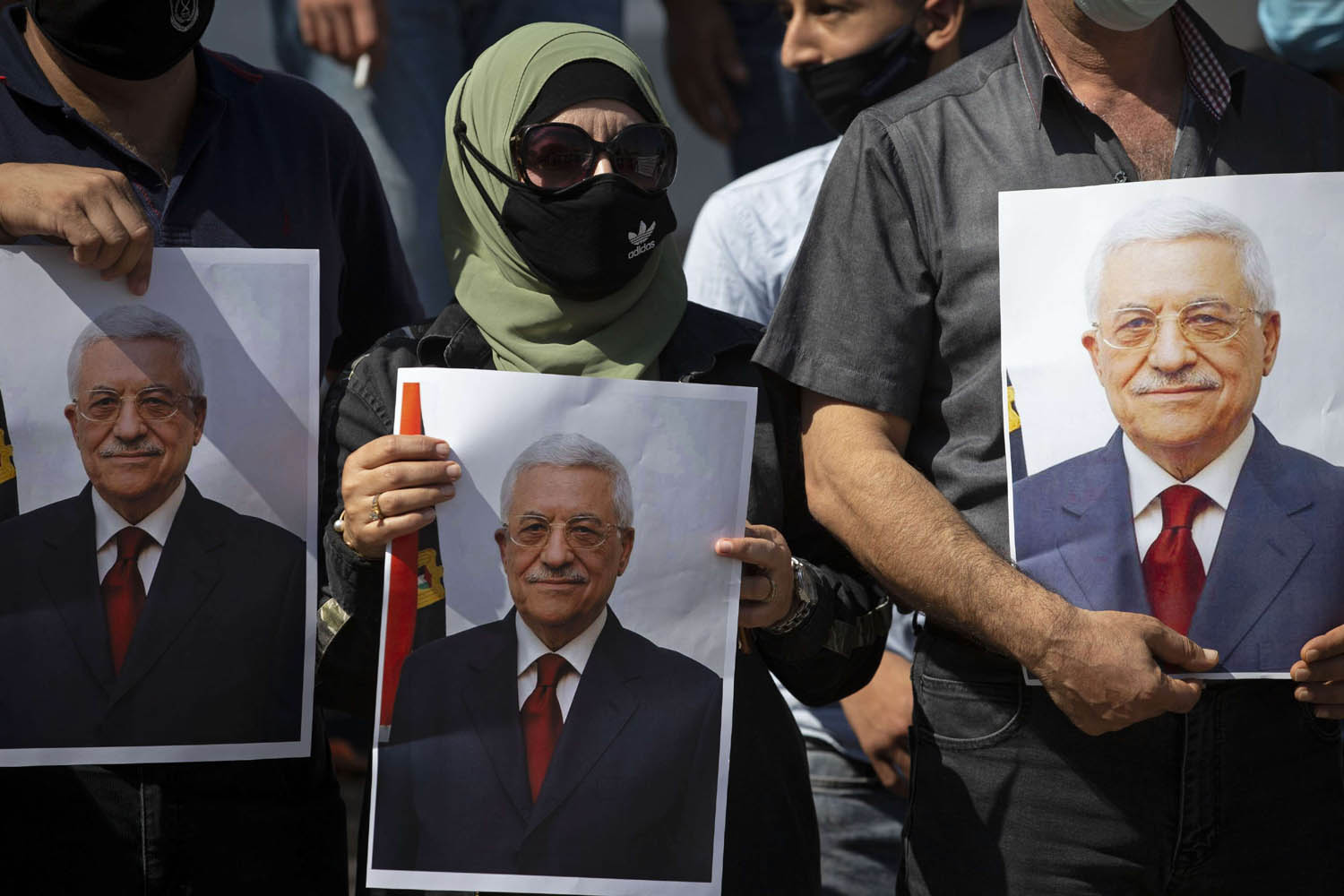 فلسطينيون يرفعون صورة الرئيس محمود عباس