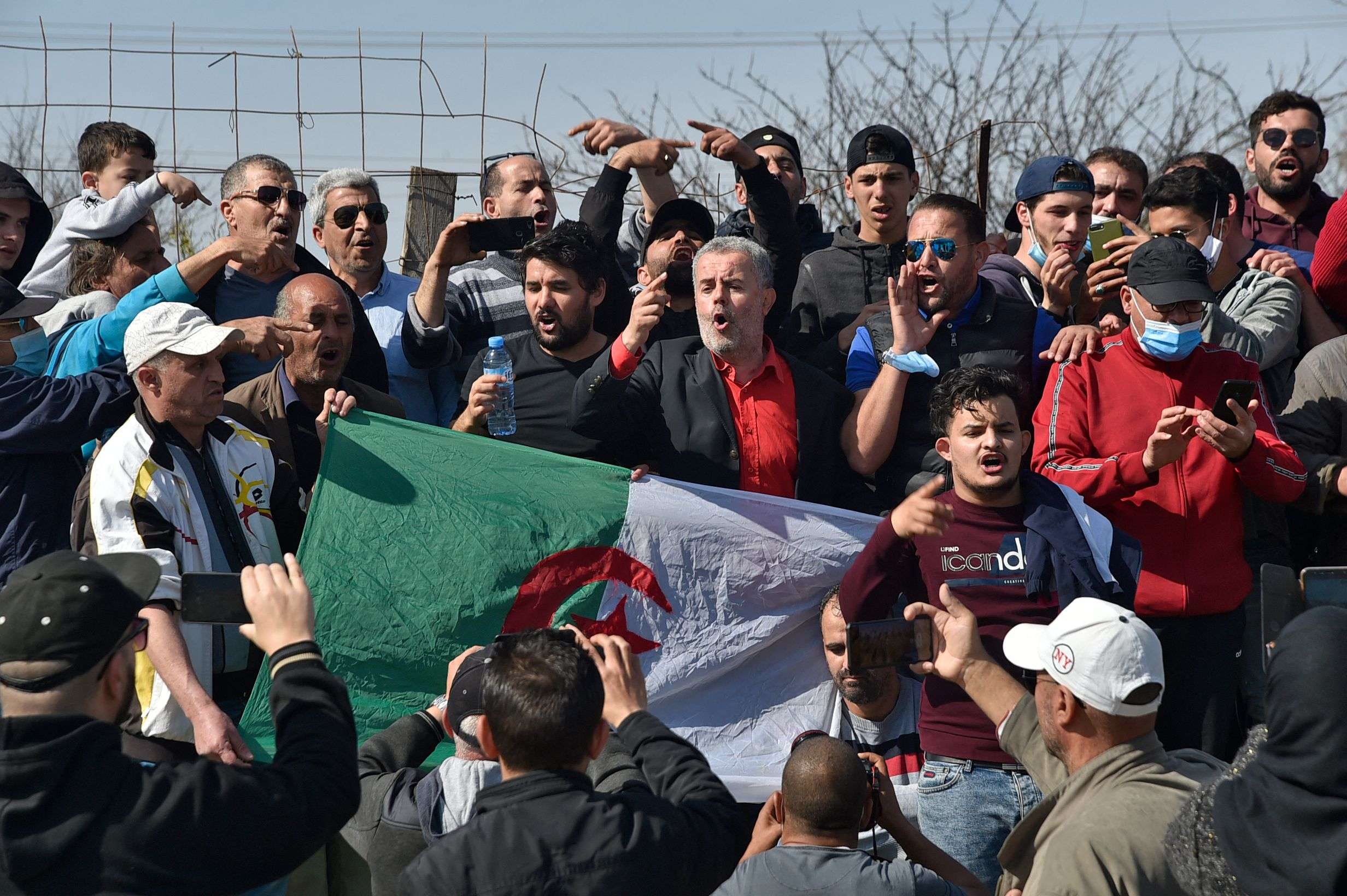 الرئيس الجزائري يتخوف من تنامي الاحتجاجات وتوسعها فيما يواجه أكثر من ازمة منذ توليه السلطة