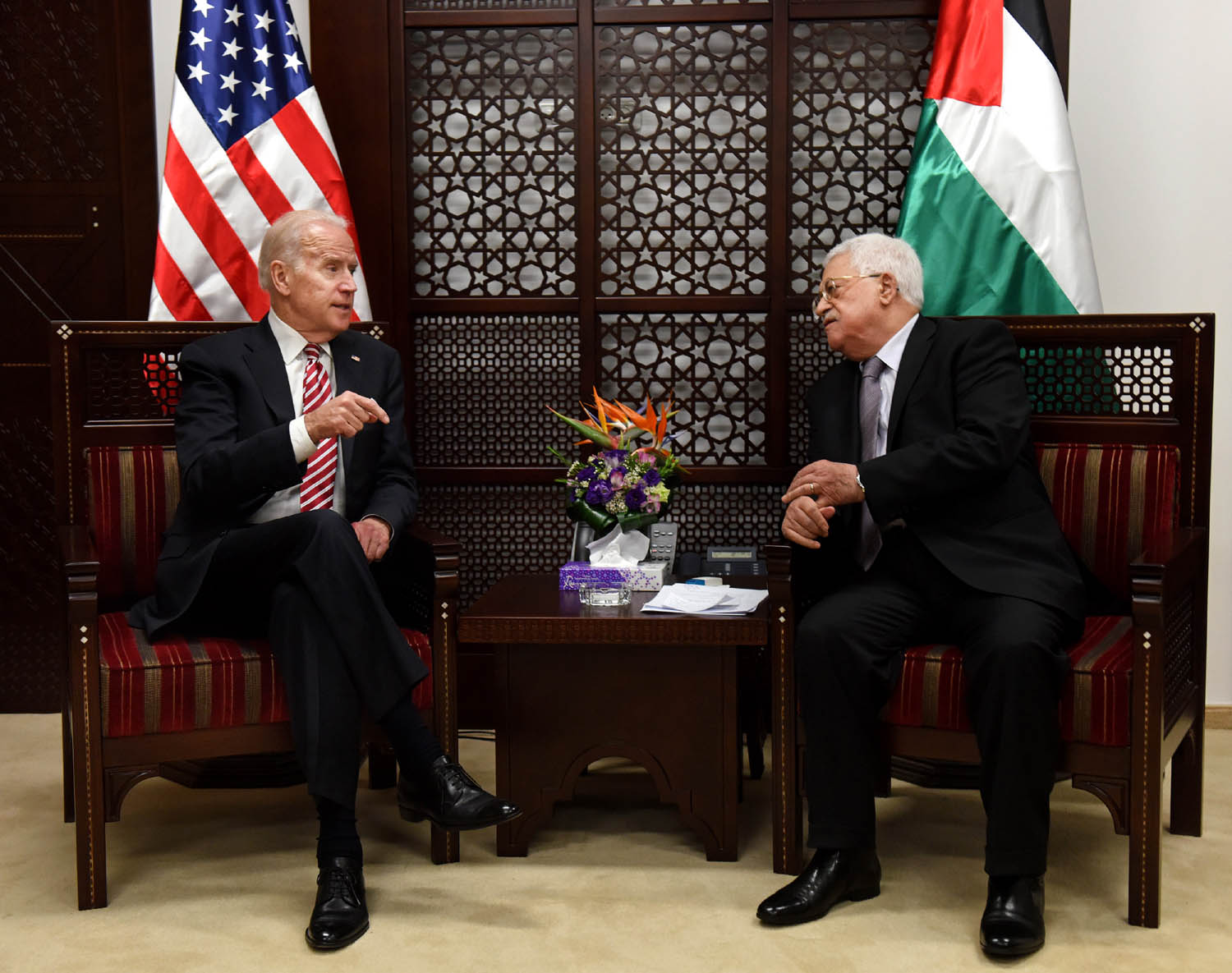 الرئيس الفلسطيني يستقبل الرئيس الأميركي جو بادين عندما كان نائبا للرئيس (2016)